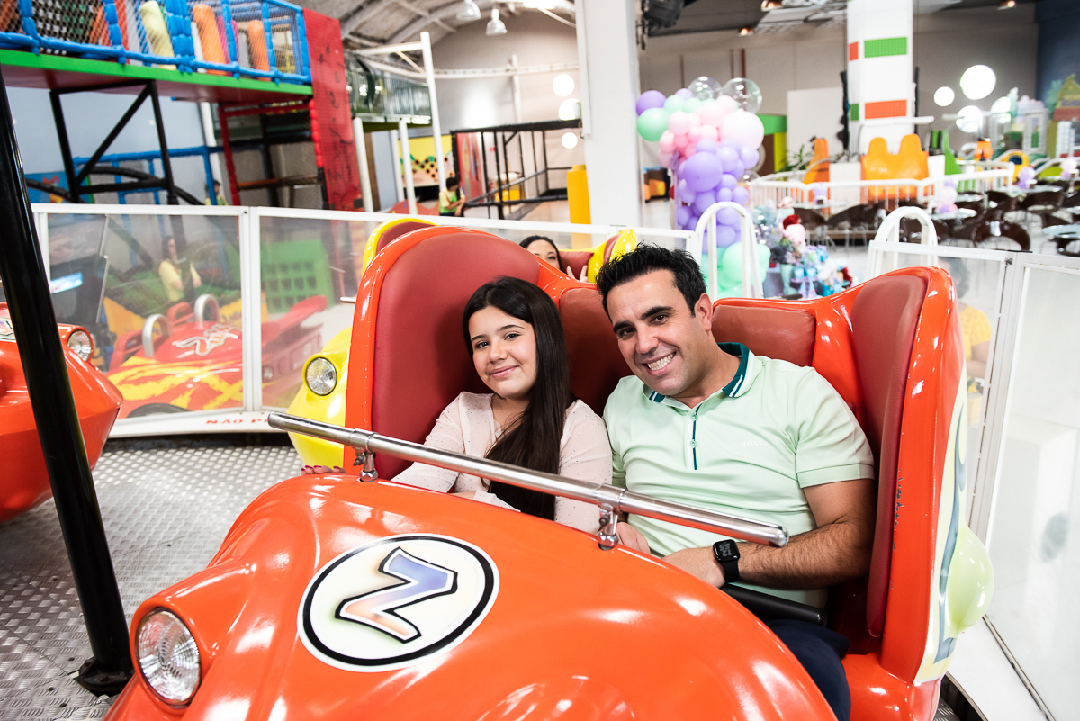 papai com a Lívia no carrinho laranja