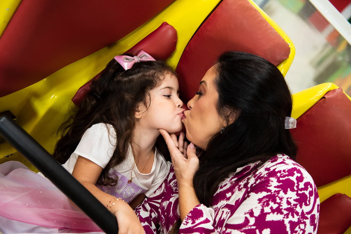 beijinho de filha e mãe
