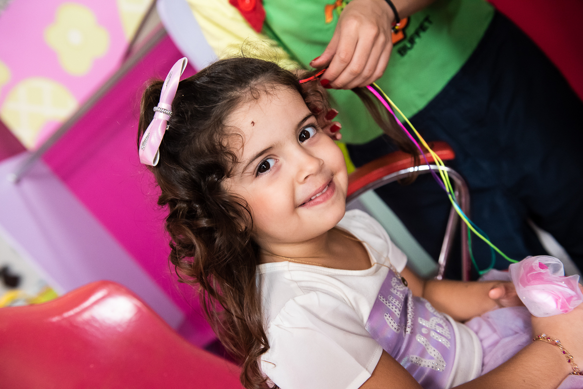 menina fazendo o penteado