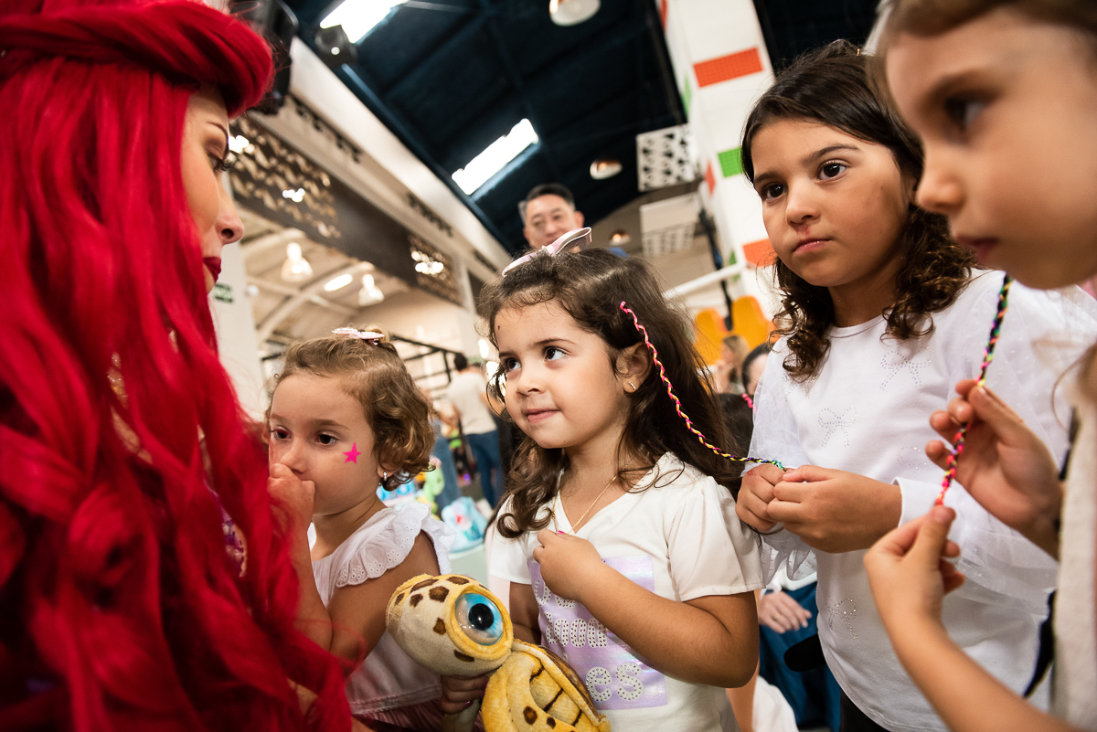 pequena sereia conversando com as meninas