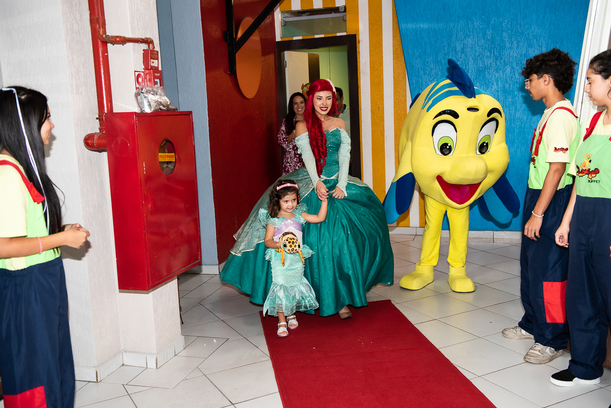 as duas princesas entrando para o parabéns
