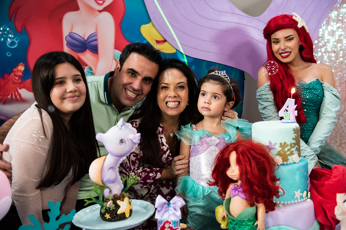 família toda reunida para foto do parabéns