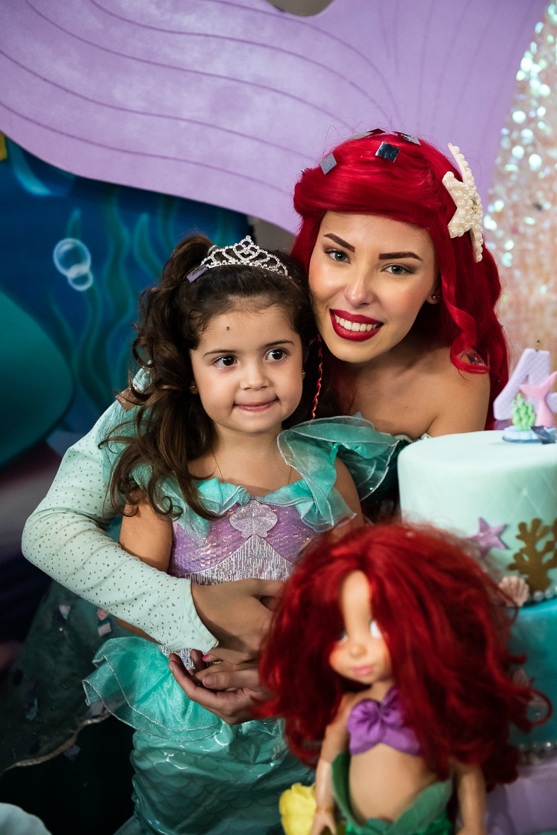 abraço da princesa ariel na princesa Laís