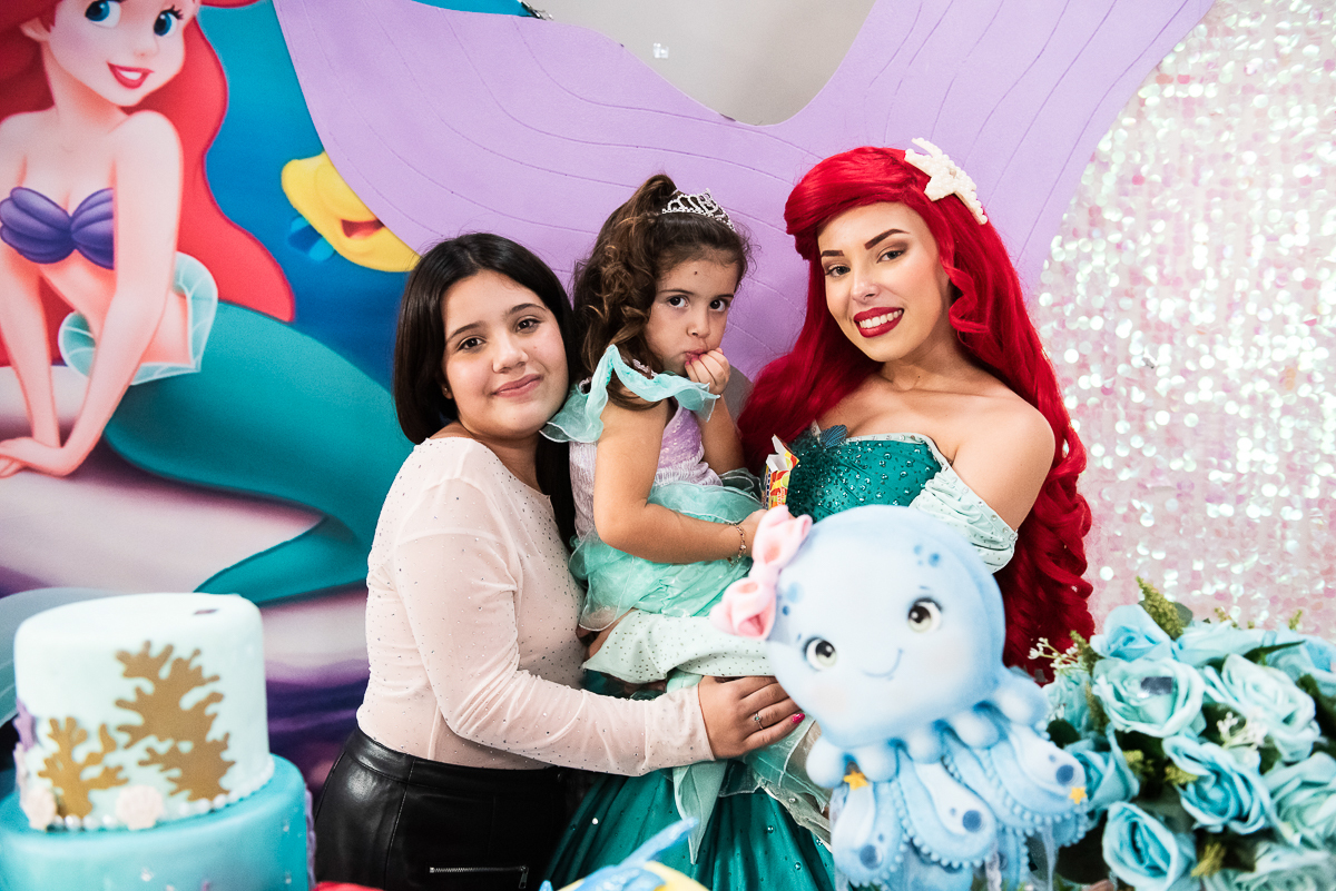 Lívia, Laís e a pequena sereia