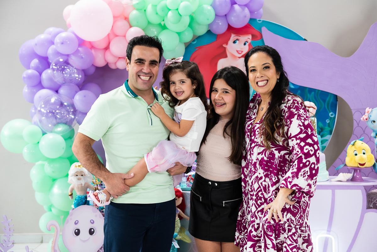 família feliz na frente da mesa de parabéns