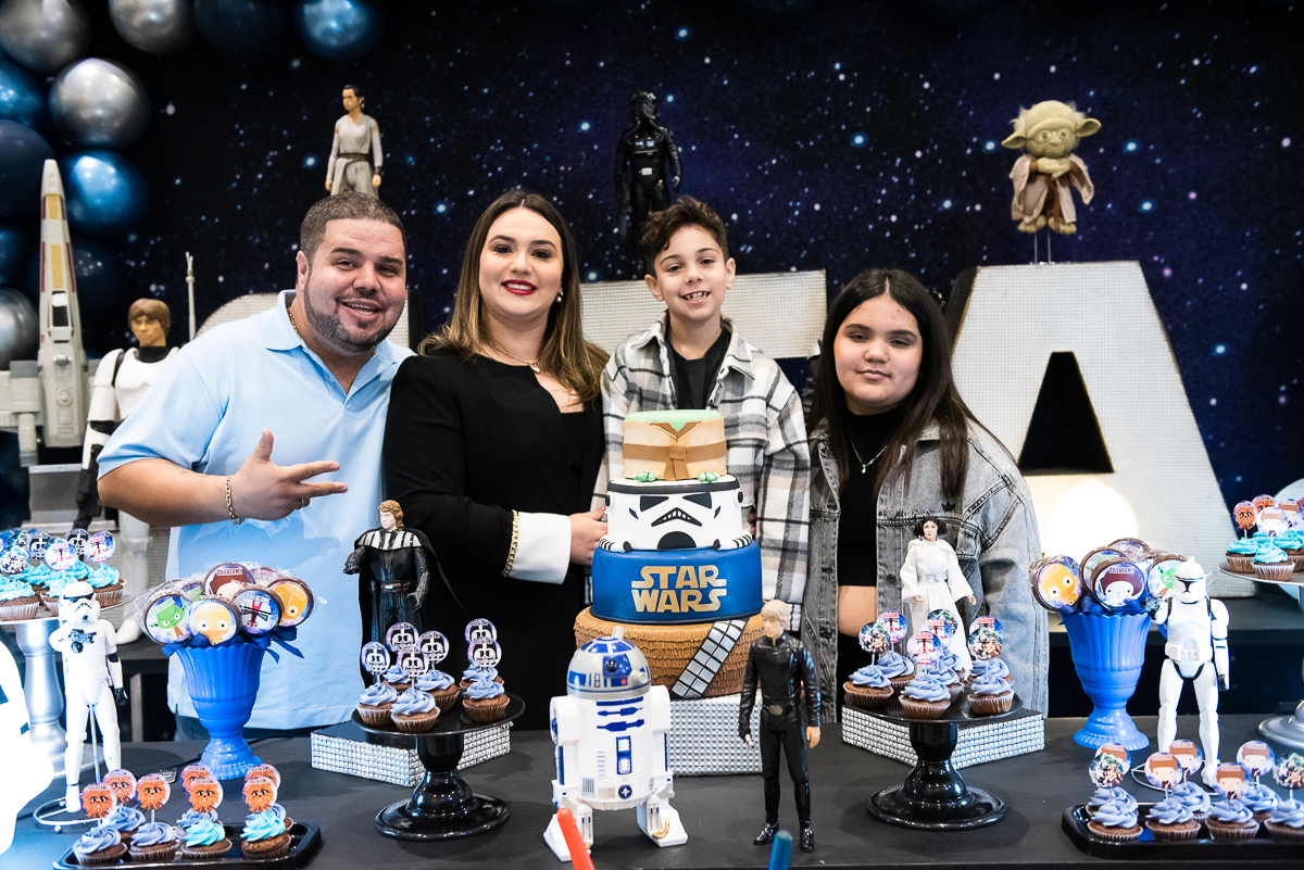 todos felizes na mesa de parabens