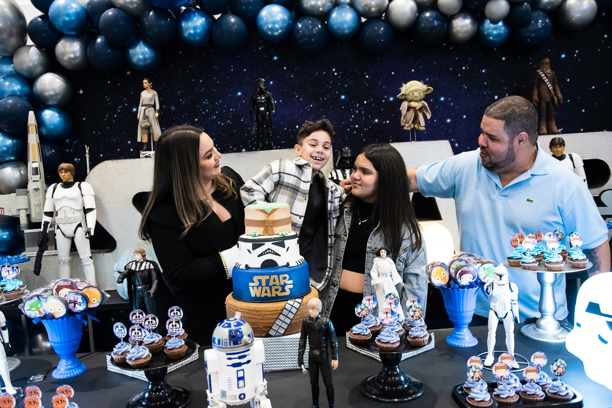 família curtindo o aniversário do Gui