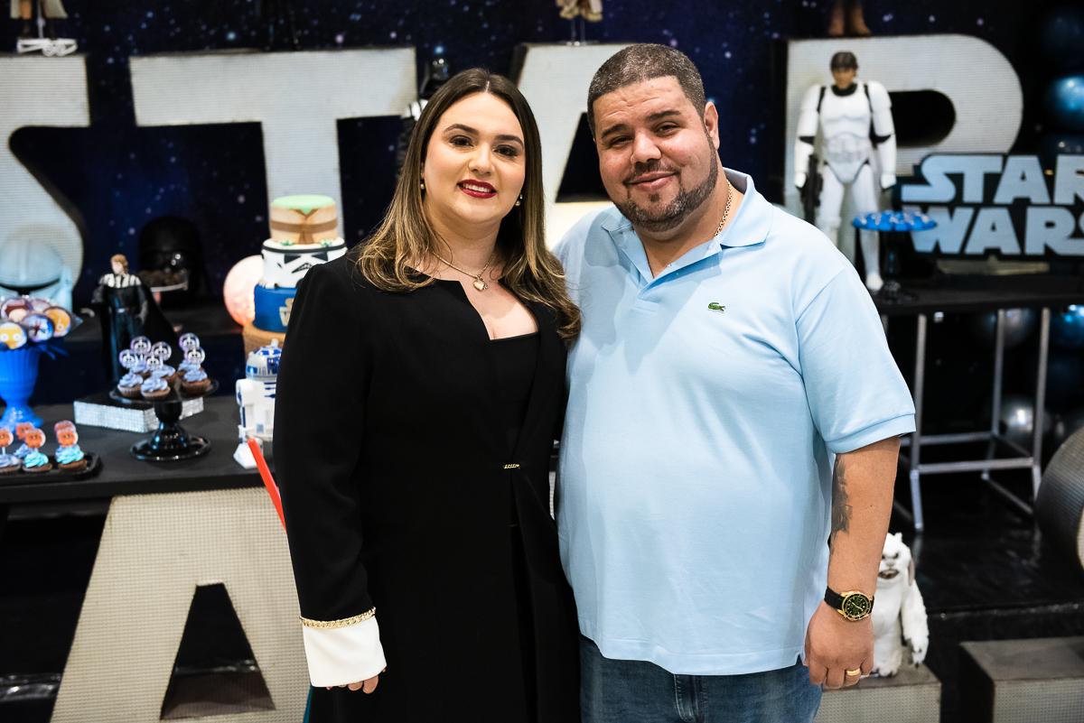 papai e mamãe abraçados