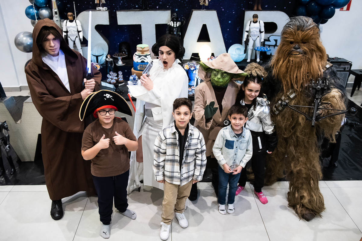 crianças com os personagens do filme star wars