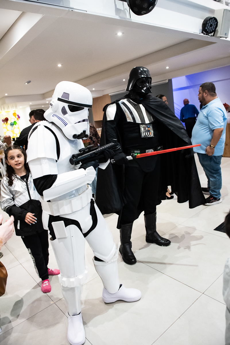 personagens do filme star wars invadiram a festa