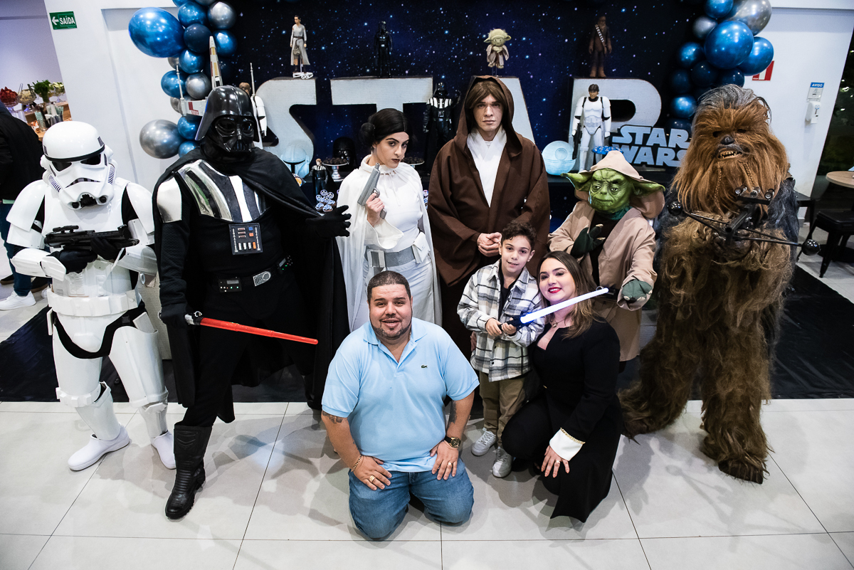 família reunida para foto com os personagens do filme star wars