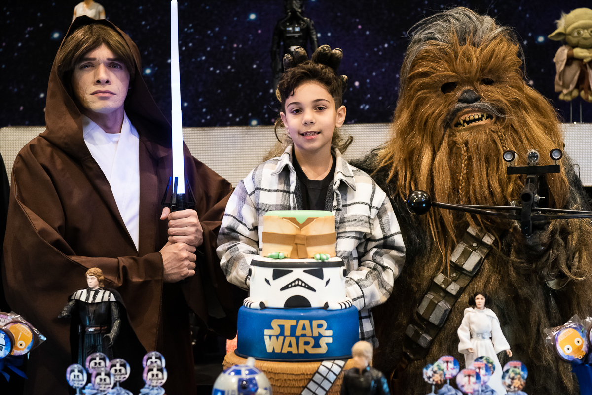 o aniversariante ficou feliz com a presença dos personagens do filme star wars em sua festa