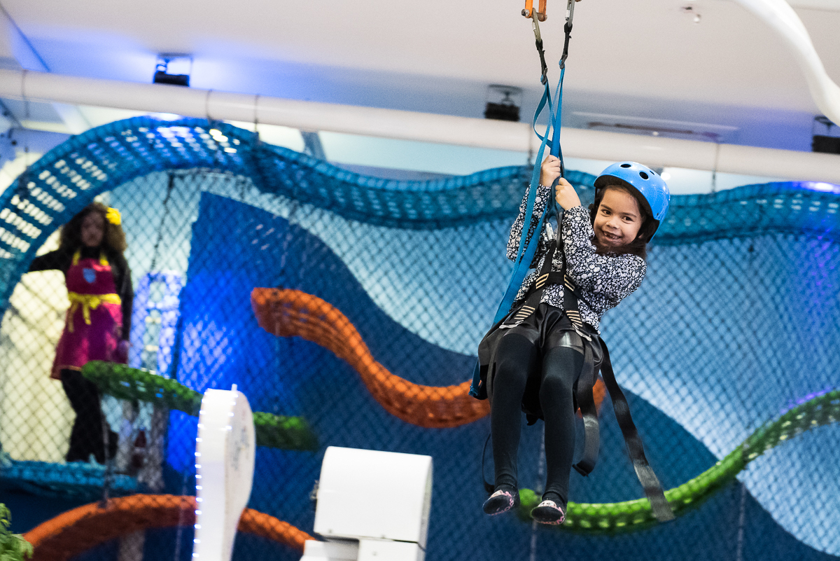 menina curtindo o brinquedo azul