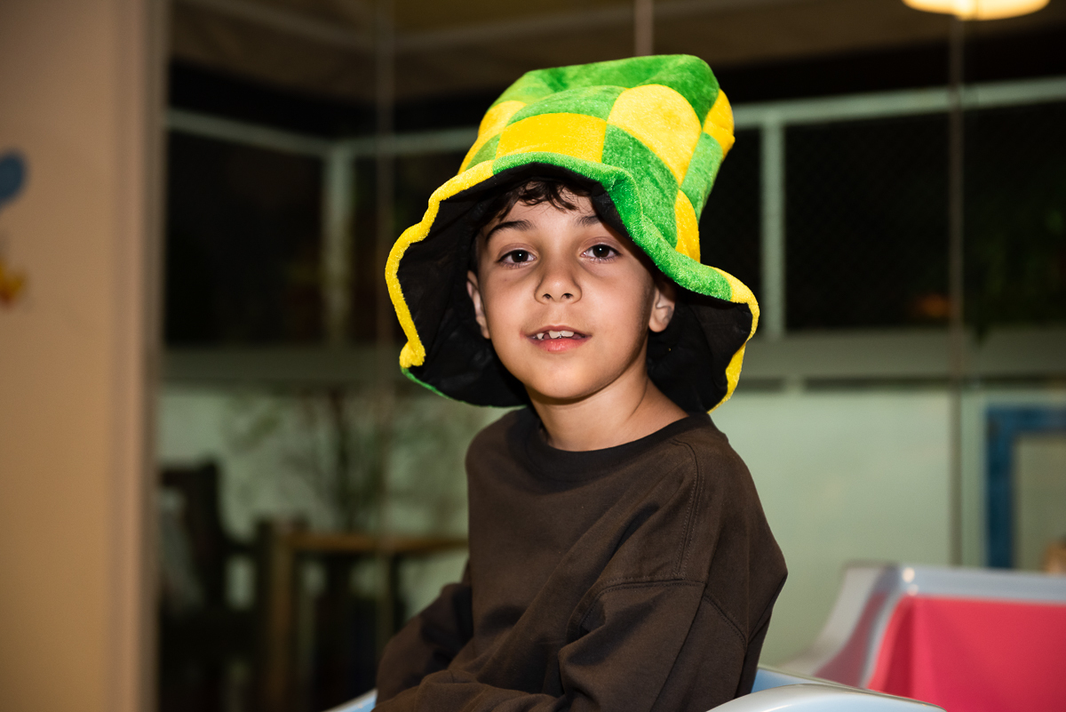 menino curtindo a festa com o chapéu do Brasil