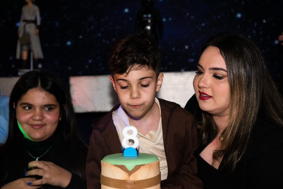 Guilherme assoprando a vela de 8 anos