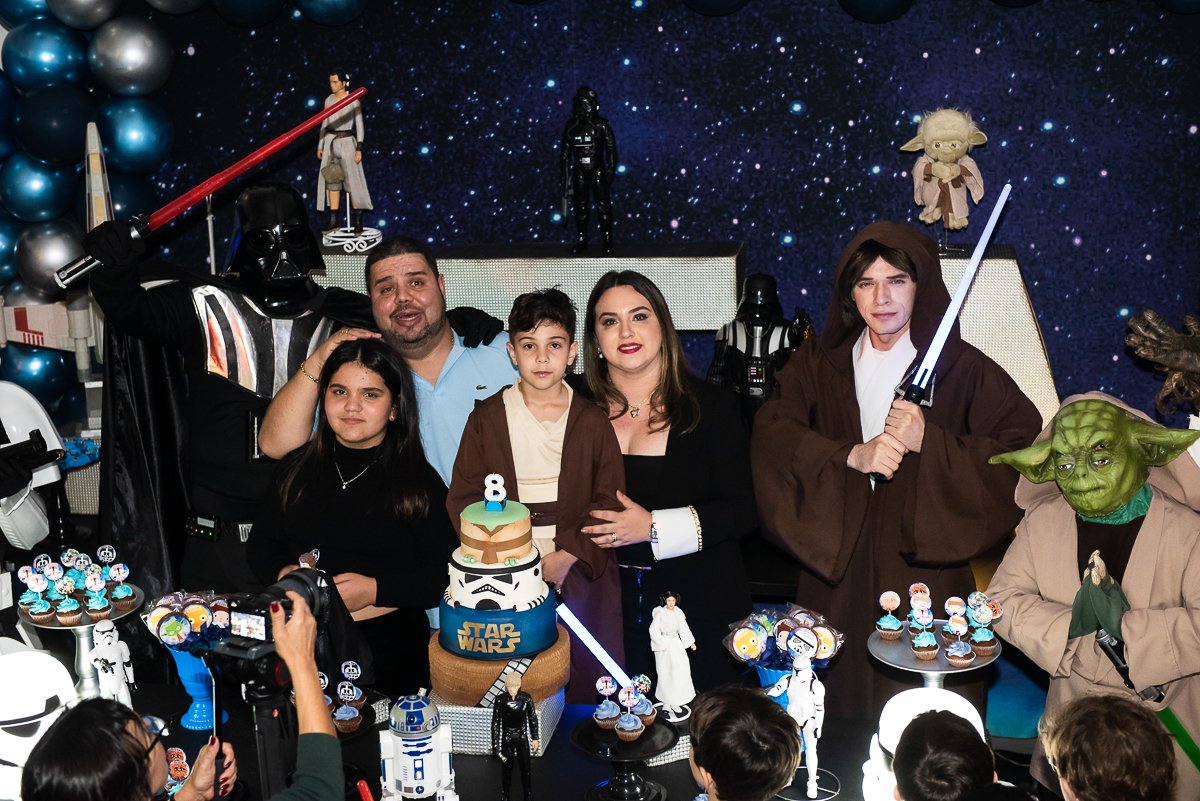 foto com todos os personagens na mesa de parabéns