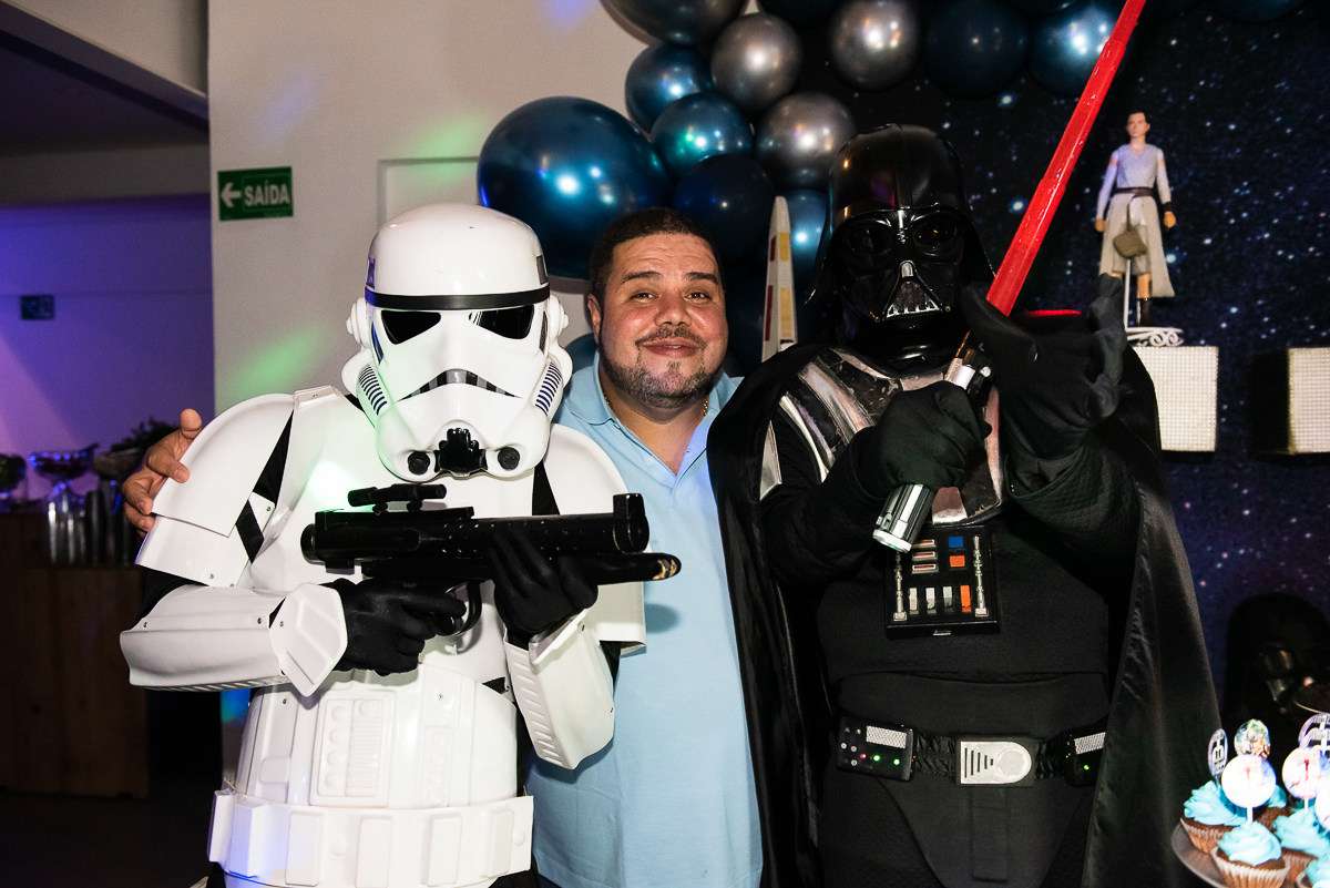 papai curtindo os personagens do filme star wars