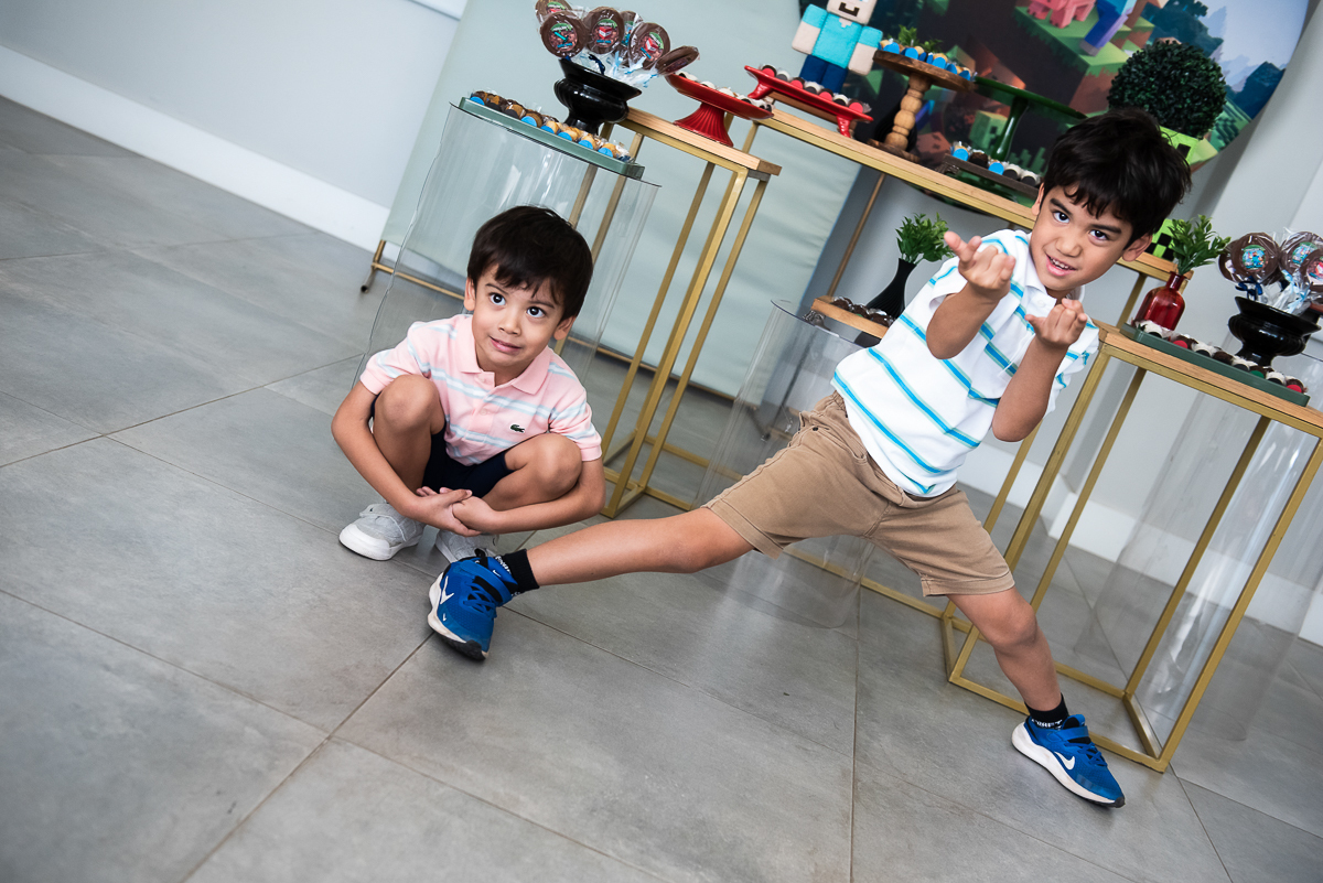 meninos se divertindo