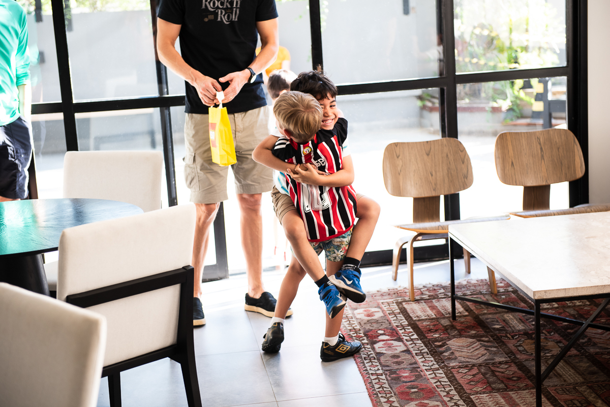 recebendo o amigo com a camisa do São Paulo