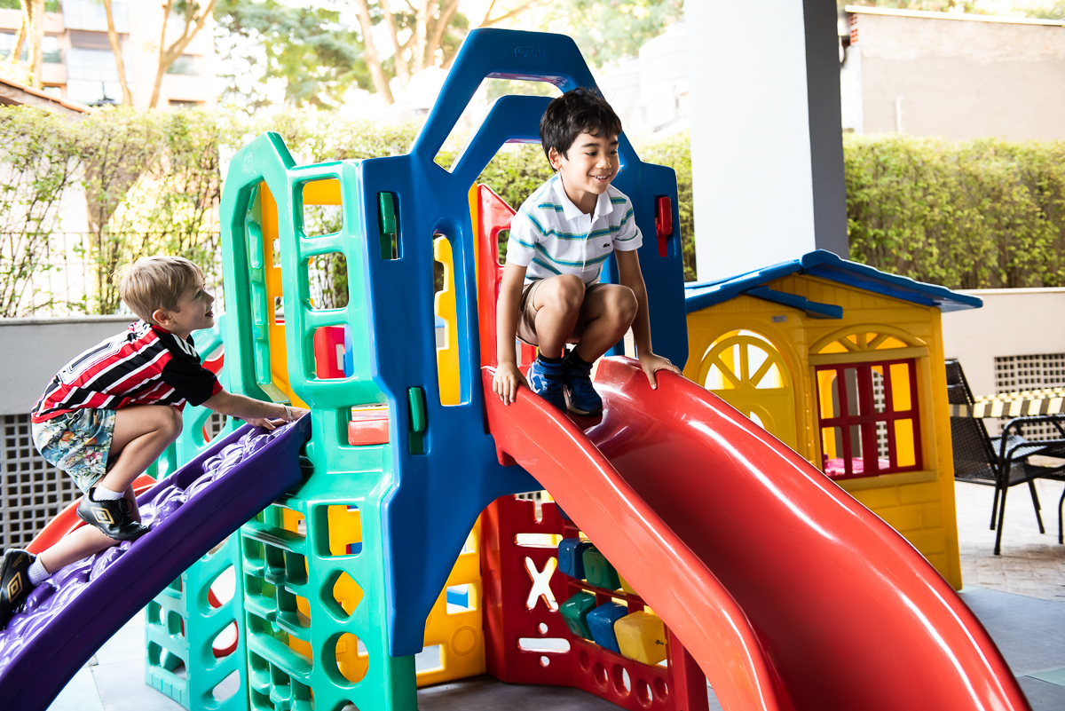 meninos curtindo o playground