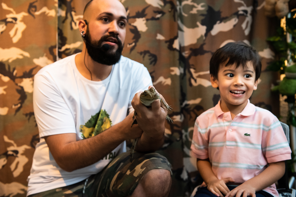 adulto com o lagarto na mão