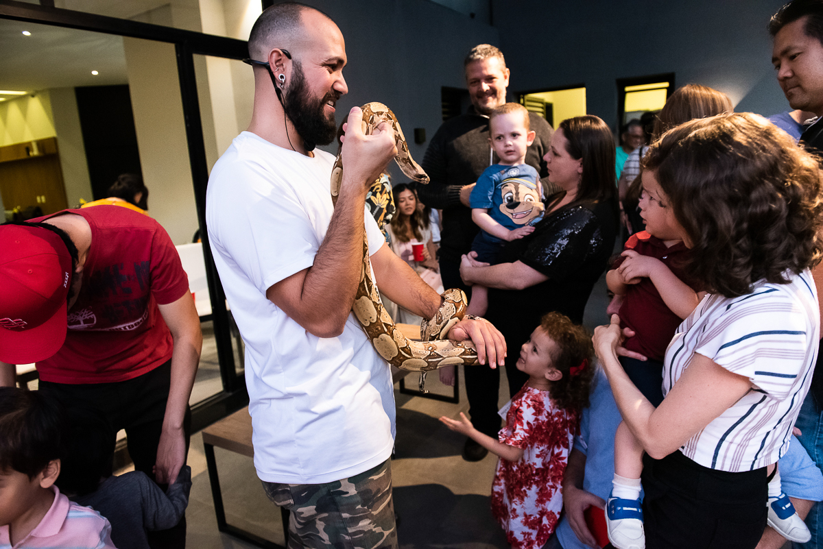 todos da festa curtindo a cobra