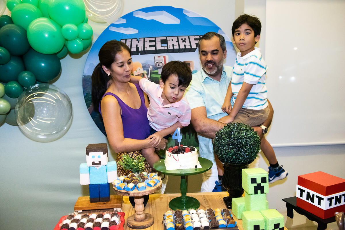 Gustavo soprando a velinha