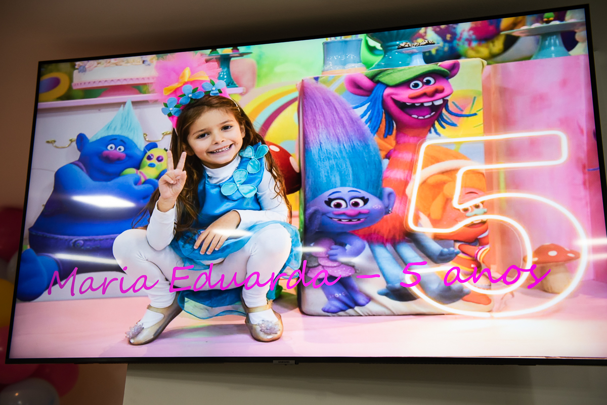 telão passando a aniversariante