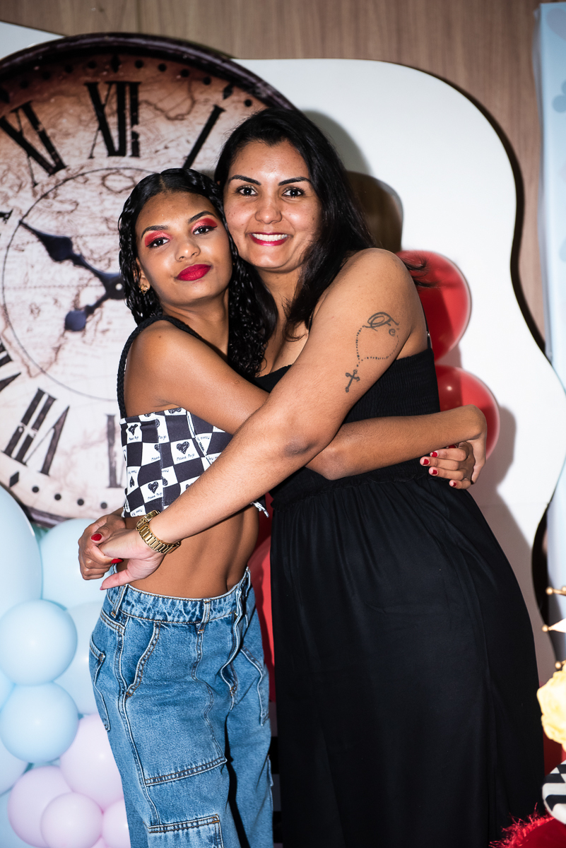 abraço de mãe e filha