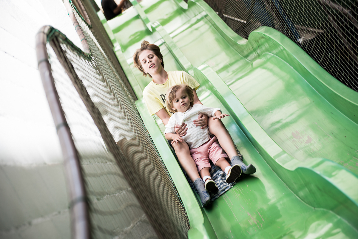 curtindo o escorregador