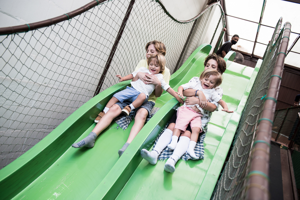 curtindo o escorregador