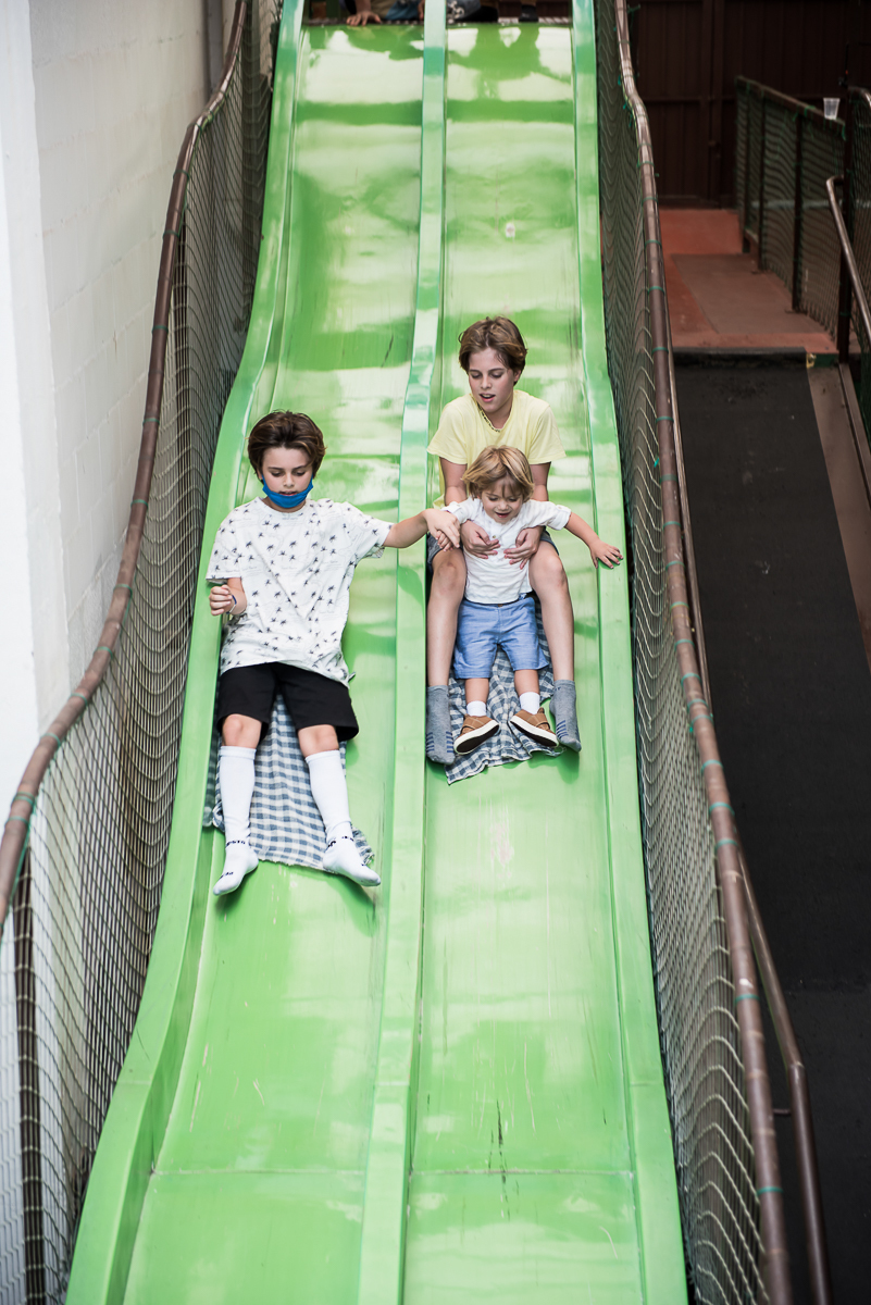 curtindo o escorregador