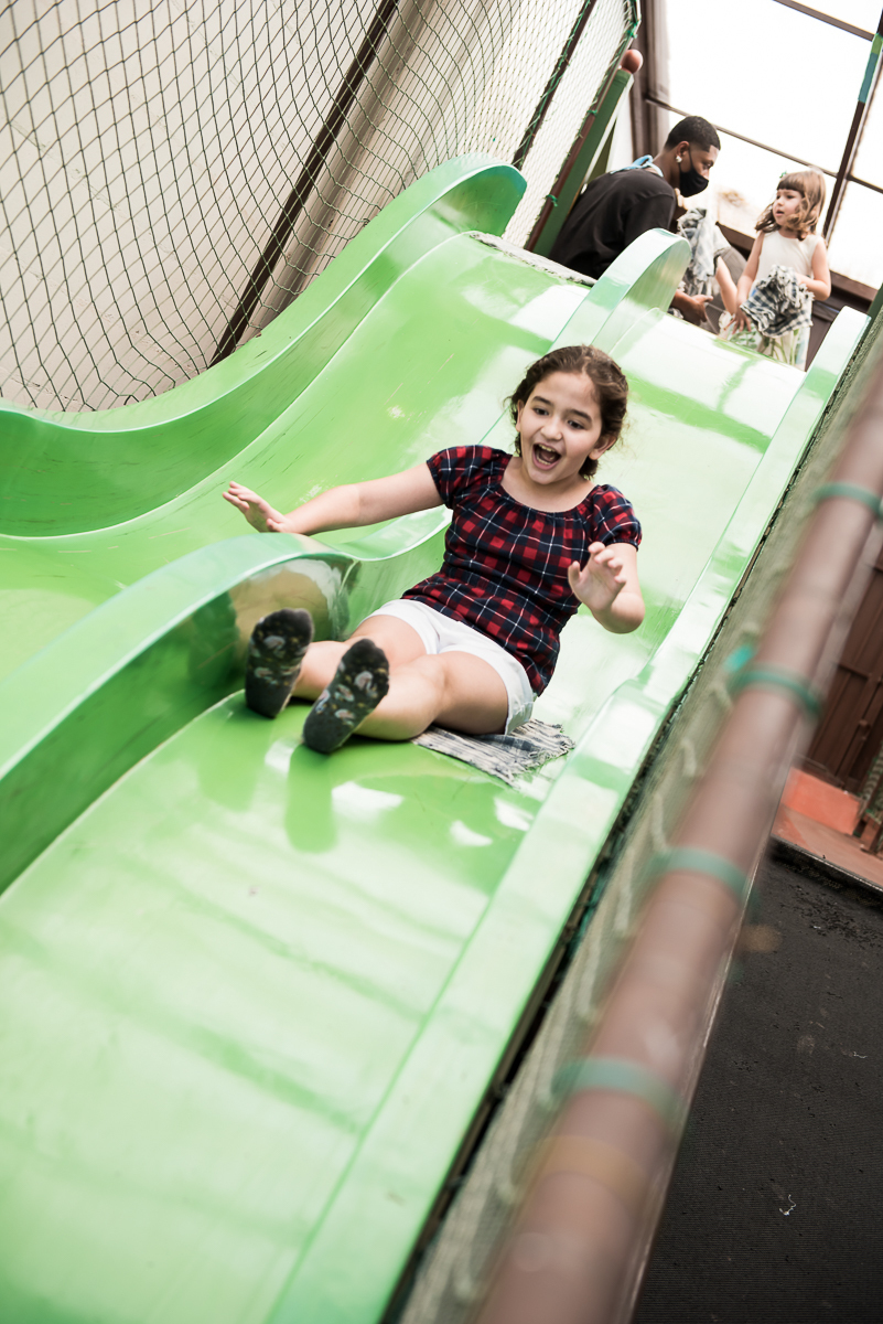 curtindo o escorregador