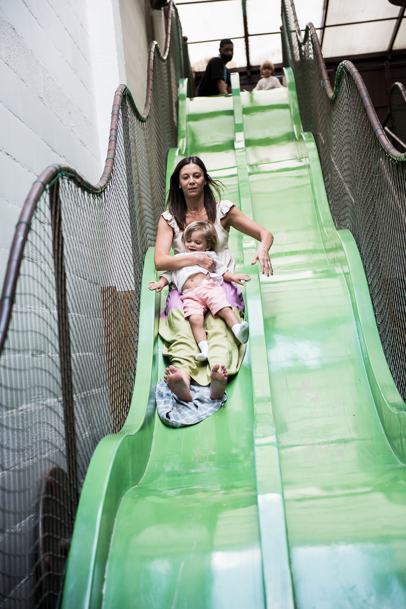 curtindo o escorregador
