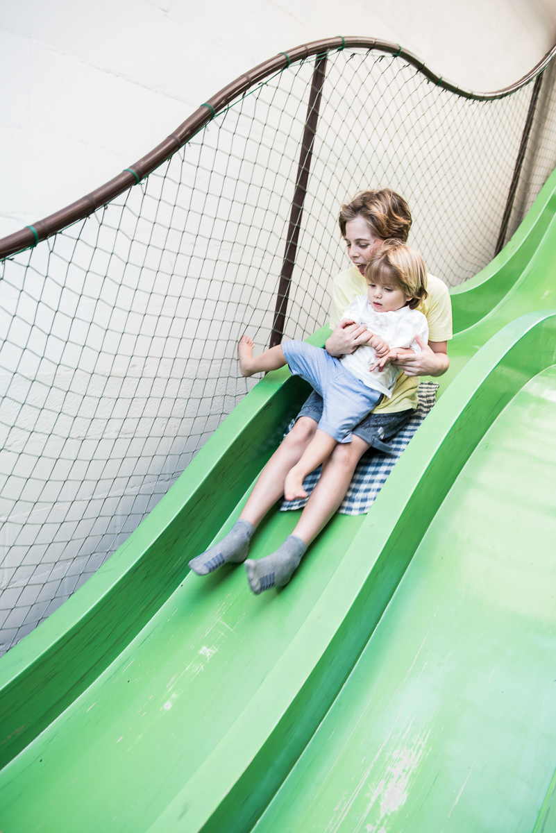 curtindo o escorregador