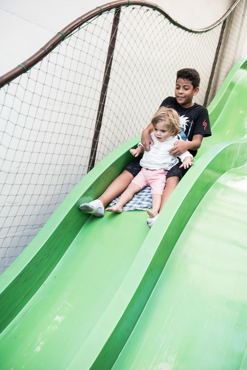 curtindo o escorregador