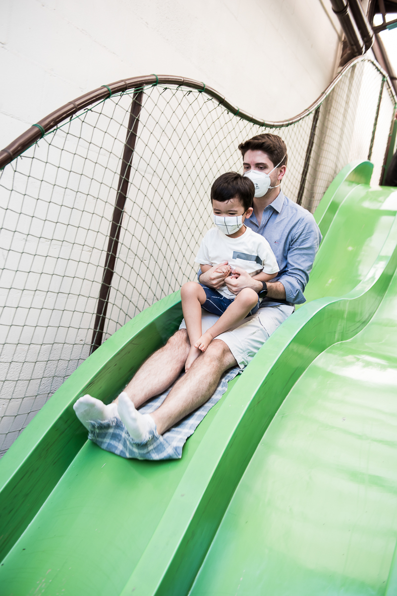 curtindo o escorregador