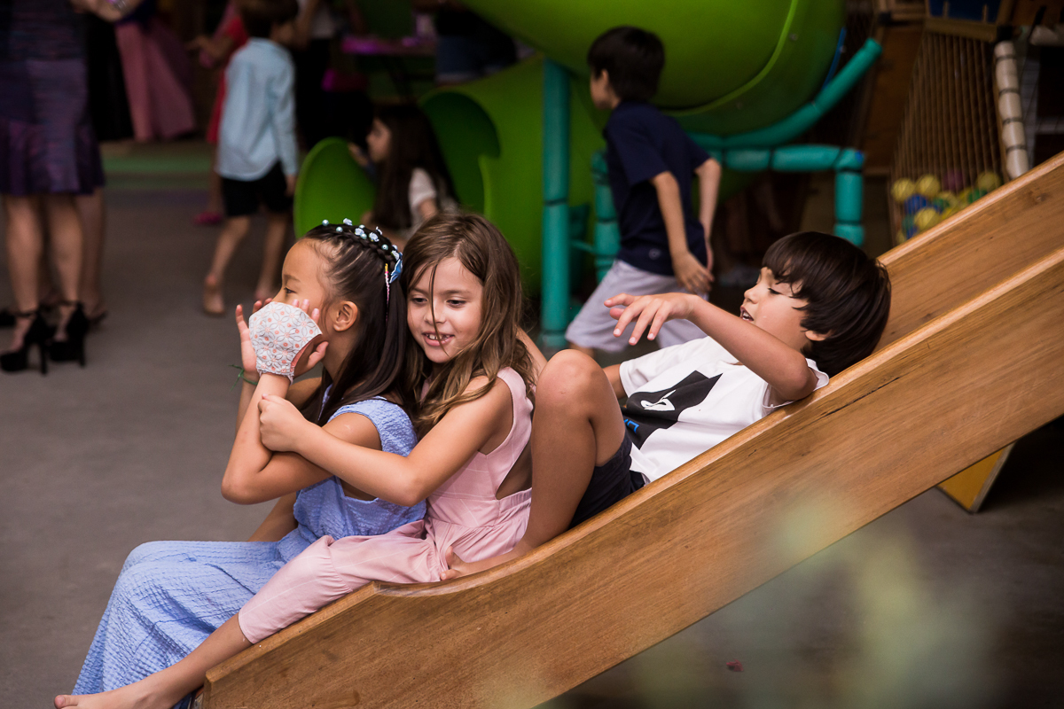 curtindo o escorregador