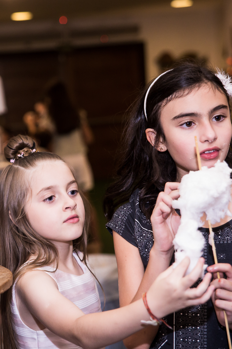 comendo algodão doce