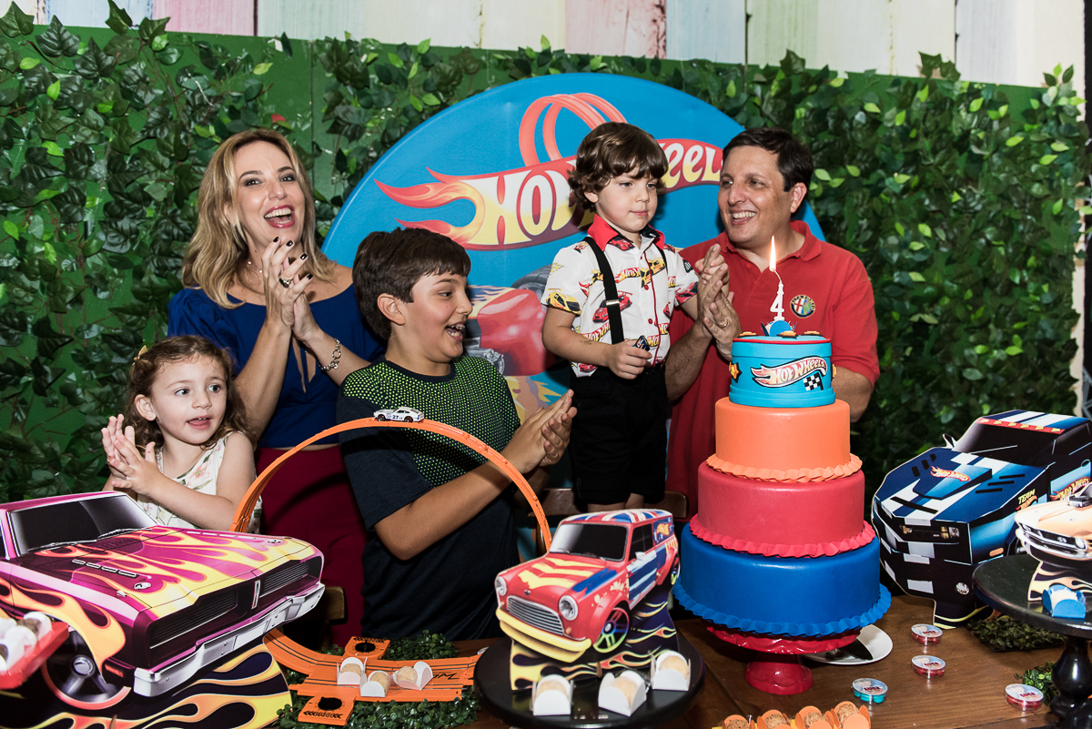 Hora do Parabéns com Hot Wheels