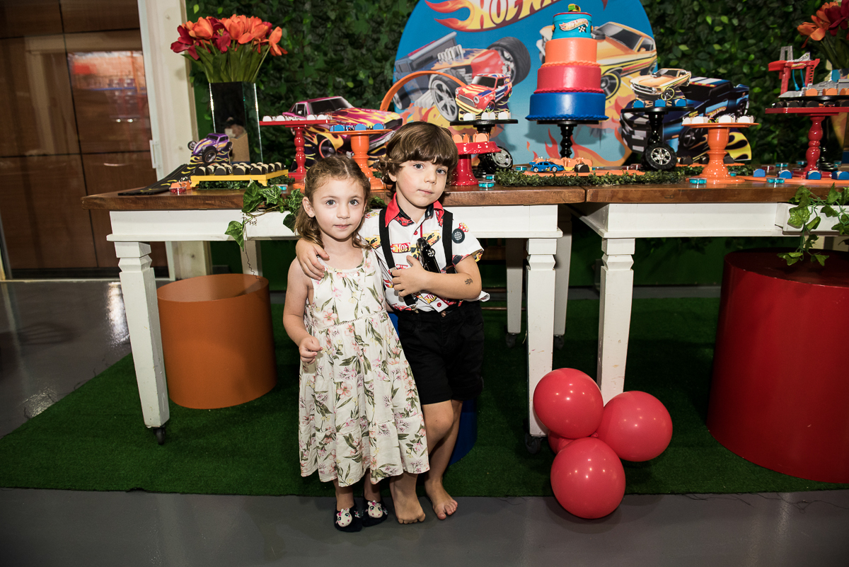 aniversariante e a amiguinha