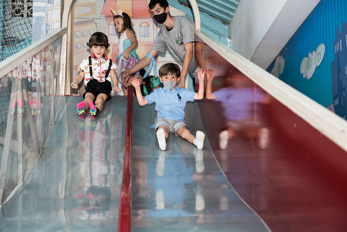 Curtindo o escorregador