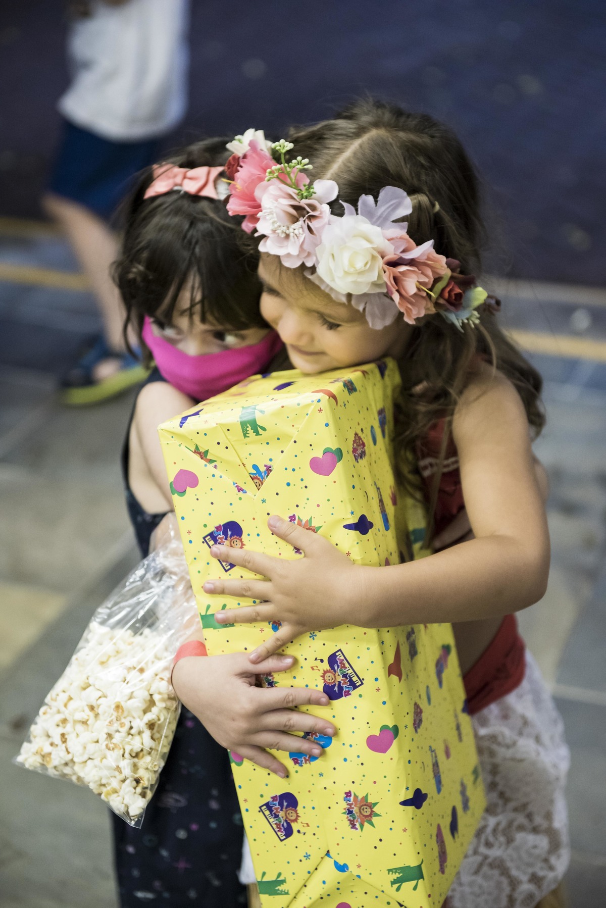 Recebendo o presente da amiga