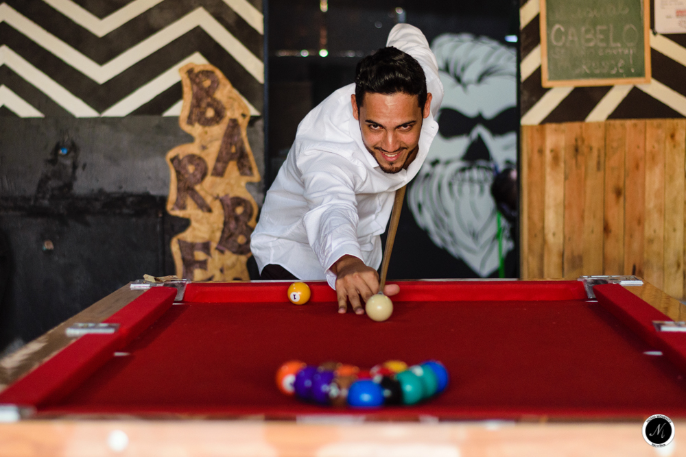 Noivo jogando sinuca