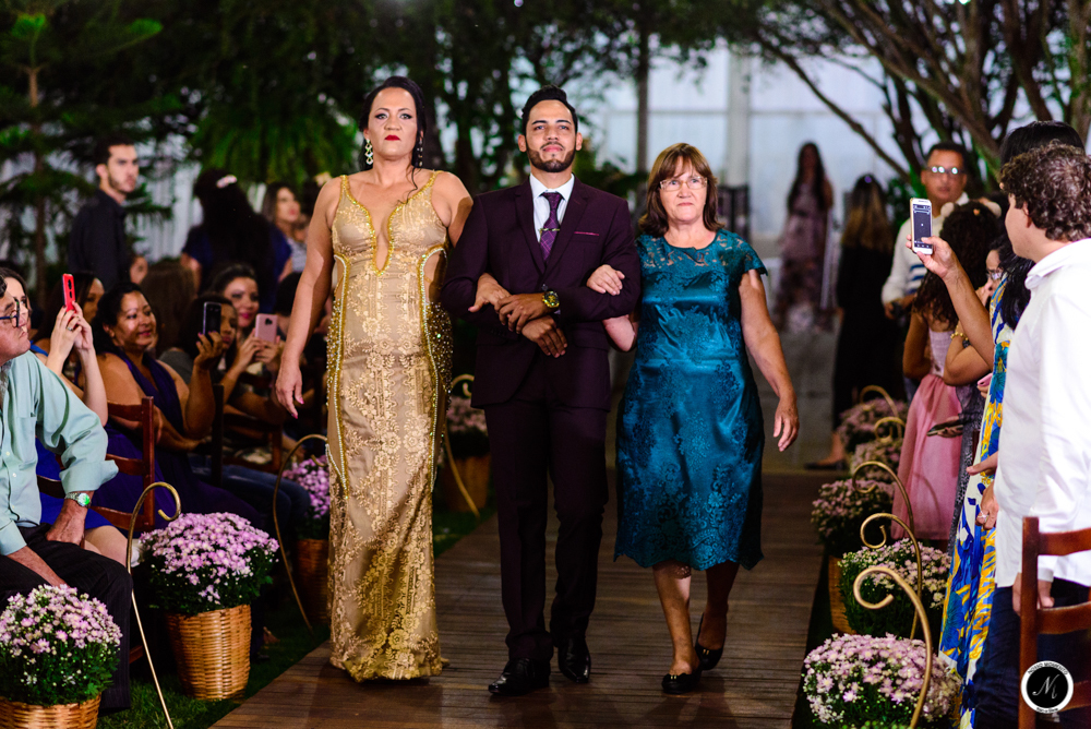 Noivo entrando no casamento