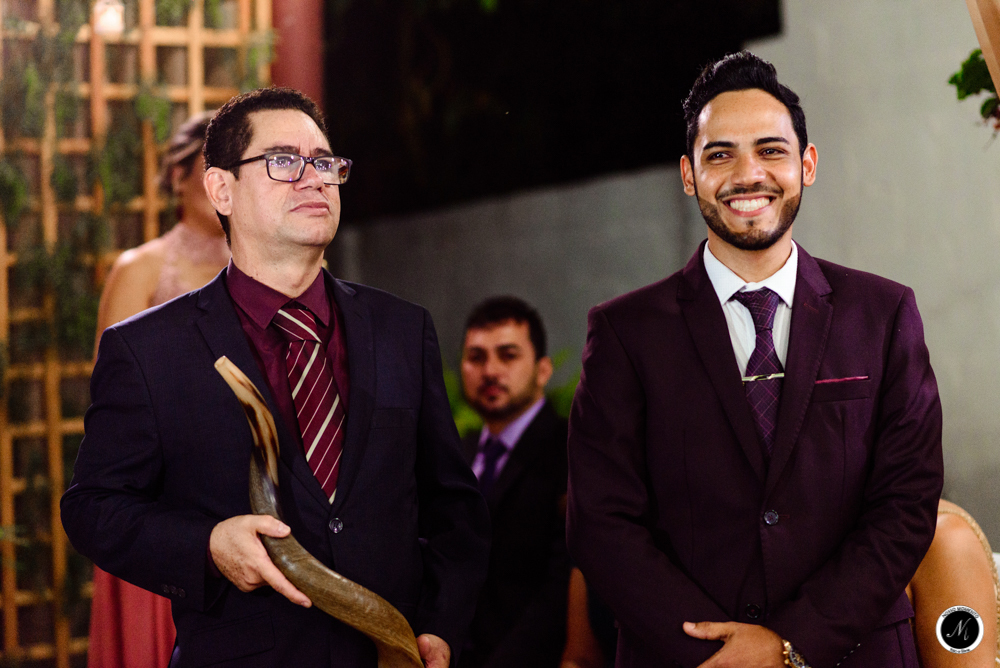 Noivo sorrindo em casamento