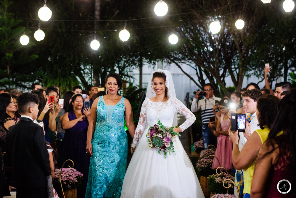 Noiva entrando no casamento ao ar livre a noite