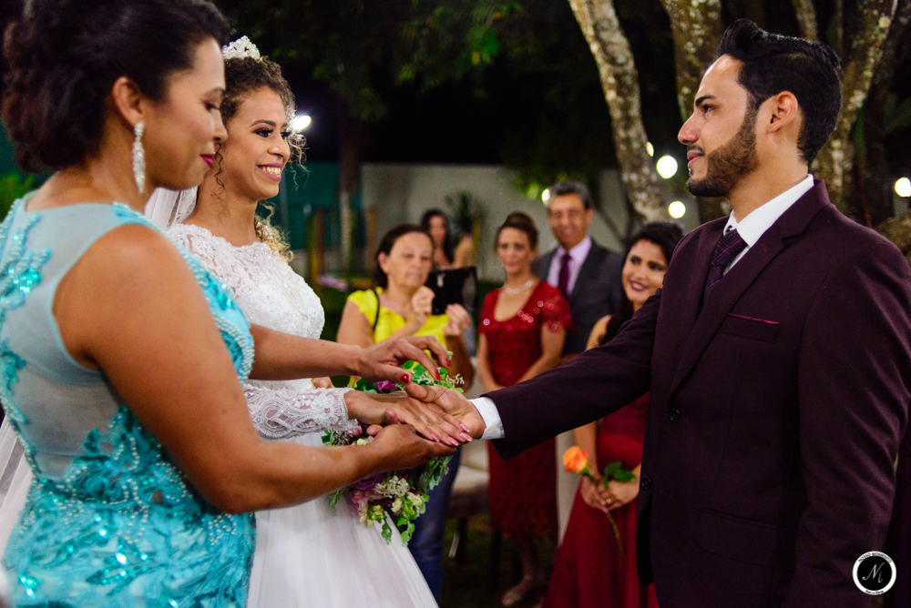 Mae da noiva entregando a mao da sua filha no casamento ao ar livre em aparecida de goiania