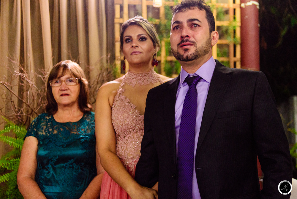 Pai do noivo se emociona com a entrada dos noivos