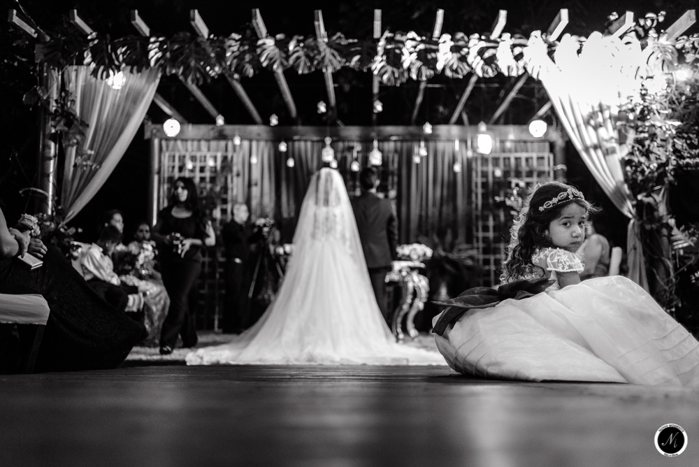 daminha sentada na passarela durante a cerimonia de casamento ao ar livre em aparecida de goiania